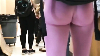 Candid camera blonde meid onthult haar sexy lichaam in strakke roze legging