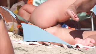 Prachtige naakte kontjes gefilmd voyeur op het strand