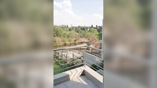 Rijpe vrouw wordt buiten geneukt op balkon zodat iedereen kan kijken en genieten