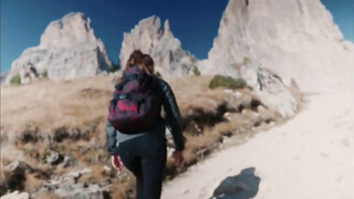 Wandelaars gaan wandelen in de bergen en neuken snel in het bos