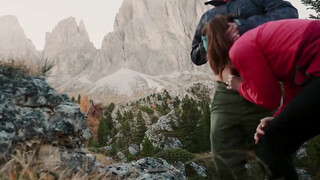 Wandelaars gaan wandelen in de bergen en neuken snel in het bos