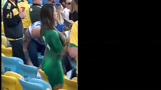 Prachtige Latina met geweldige kont en lichaam danst naakt in openbaar stadion