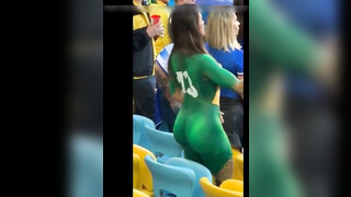Prachtige Latina met geweldige kont en lichaam danst naakt in openbaar stadion