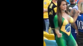 Prachtige Latina met geweldige kont en lichaam danst naakt in openbaar stadion