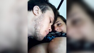 Hij likt haar grote tieten en haar poesje