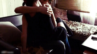 Ze begonnen seks te hebben op de bank geen tijd voor slaapkamer