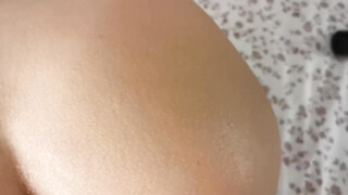 Ze trekt de kontplug uit haar kont om zijn lul in te brengen