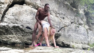 Interraciaal amateur koppel seks buiten bij de rotsen