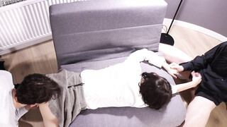 Mooie vrouw wordt gedeeld met een vriend in geweldige trio-porno