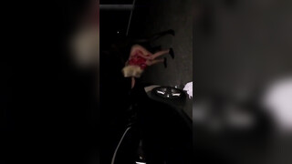 Sletvrouw betrapt op onbeschermde seks met zwarte vreemdeling op straat