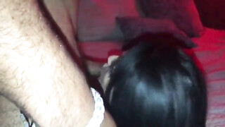 Vriend ejaculeerde hard in haar mond hij hield het speciaal voor haar