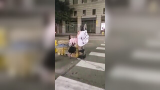 Buitensporige buitenseks een jonge vrouw wordt geneukt door twee dakloze zwarte mannen