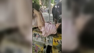 Buitensporige buitenseks een jonge vrouw wordt geneukt door twee dakloze zwarte mannen