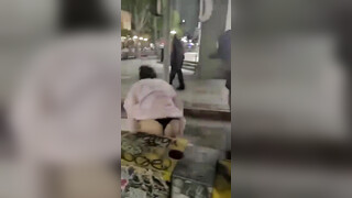 Buitensporige buitenseks een jonge vrouw wordt geneukt door twee dakloze zwarte mannen