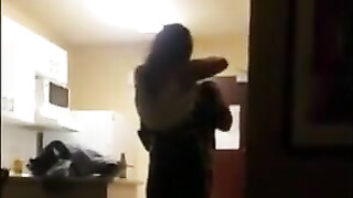 Cuckold echtgenoot filmt hete vrouw met buurman die seks heeft