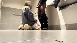 Interraciaal koppel seks in openbaar toilet