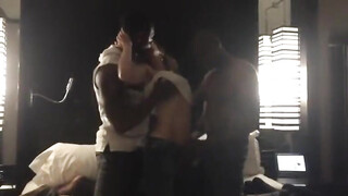 Hete vrouw met 2 zwarte stieren in gepkontioneerde interraciale porno