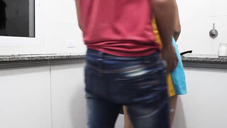 Geweldige Italiaanse MILF zuigt en heeft seks in openbare badkamer