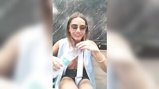 Mooie rijpe vrouw rijdt op een lul en slikt sperma door