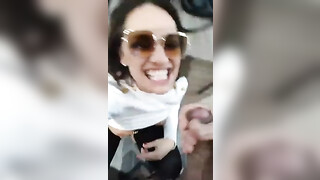 Rijpe blonde vrouw zuigt hem droog