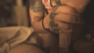 Amateur vriendin doet diepe pijpbeurt