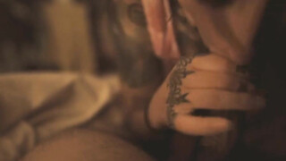 Amateur vriendin doet diepe pijpbeurt