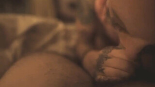 Amateur vriendin doet diepe pijpbeurt