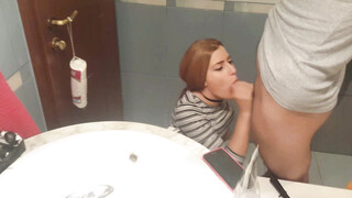 Haar mooie gezicht krijgt onverwacht vers sperma