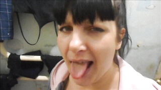 Goede vrouw zuigt zijn lul en likt zijn scrotum in afwachting van het orgasme