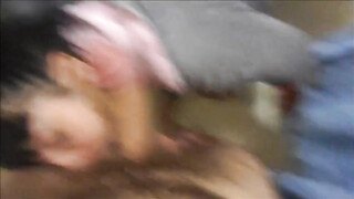 Goede vrouw zuigt zijn lul en likt zijn scrotum in afwachting van het orgasme