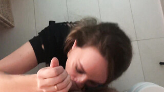 Op haar knieën aan zijn lul zuigen en smeken om zijn sperma te slikken