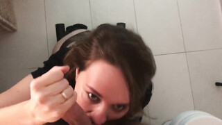 Op haar knieën aan zijn lul zuigen en smeken om zijn sperma te slikken