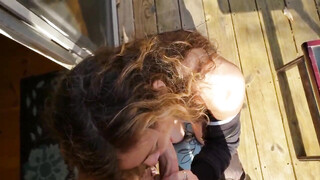 Super mooie vrouw geeft pijpbeurt op de veranda
