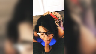 Sexy vrouw met bril doet geweldige pijpbeurt en sperma in mond
