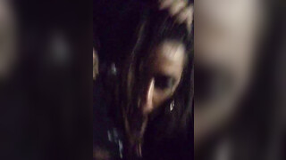 Slet brunette doet snelle orale seks in de auto terwijl hij aan het rijden is