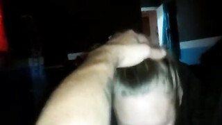 Hij ejaculeerde in mijn mond en ik slikte het allemaal door