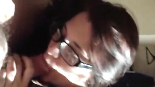 Supergeile vriendin heeft 's ochtends orale seks