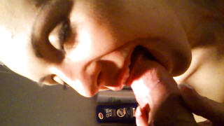 Kwam in de badkamer en vroeg mijn vrouw om me te pijpen