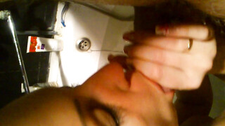 Kwam in de badkamer en vroeg mijn vrouw om me te pijpen