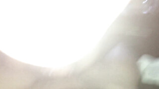 Een goede amateurvrouw behaagt haar man met een fellatio