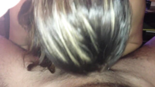 Een goede amateurvrouw behaagt haar man met een fellatio