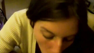 Zeer aardige amateur-vrouw likt en zuigt lul en slikt sperma in