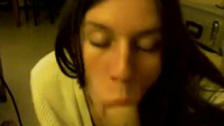 Zeer aardige amateur-vrouw likt en zuigt lul en slikt sperma in