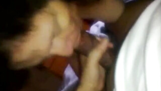 Twee sletten zuigen dezelfde lul en likken zijn scrotum