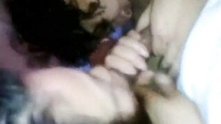 Twee sletten zuigen dezelfde lul en likken zijn scrotum