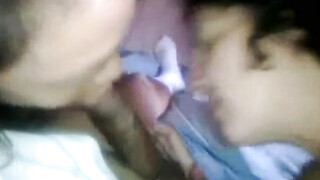 Twee sletten zuigen dezelfde lul en likken zijn scrotum