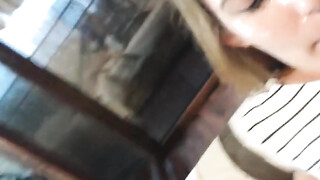 Hij ejaculeert op haar gezicht en tieten