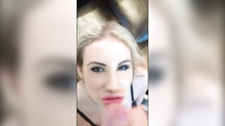 Sletblonde met grote Botox-lippen krijgt sperma op haar plastic gezicht