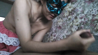 Gemaskerde vrouw gebruikt haar handen mond en tong om haar man te laten ejaculeren