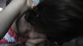 Gemaskerde vrouw gebruikt haar handen mond en tong om haar man te laten ejaculeren